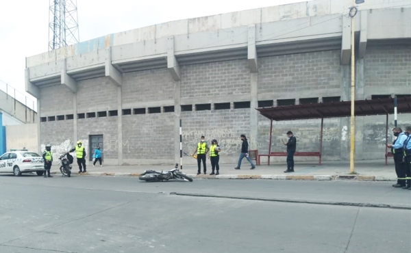 "Taxi trucho" atropello a inspector y se dio a la fuga