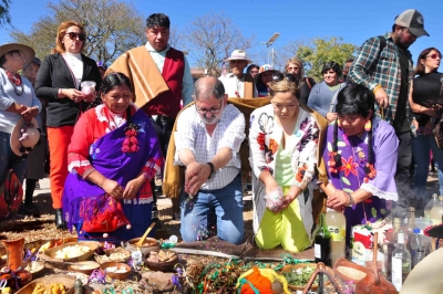 El intendente Jorge ofrend&oacute; a la Pachamama junto a vecinos y turistas