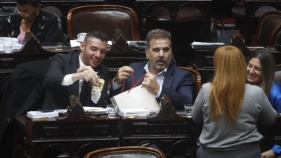 Mandan a los diputados a dormir y los citan a las 6 de la ma&ntilde;ana