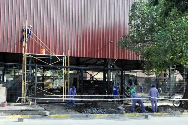 El intendente Jorge supervisa avances en la Construcci&oacute;n del Multiespacio en barrio Mariano Moreno
