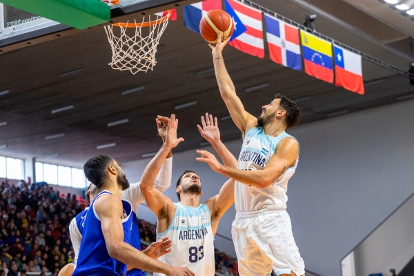 Con susto, la Selecci&oacute;n de b&aacute;squet se meti&oacute; en las semifinales