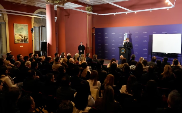 Javier Milei se reuni&oacute; con ministros y legisladores de LLA en Casa Rosada: qu&eacute; mensaje les dio sobre morosidad