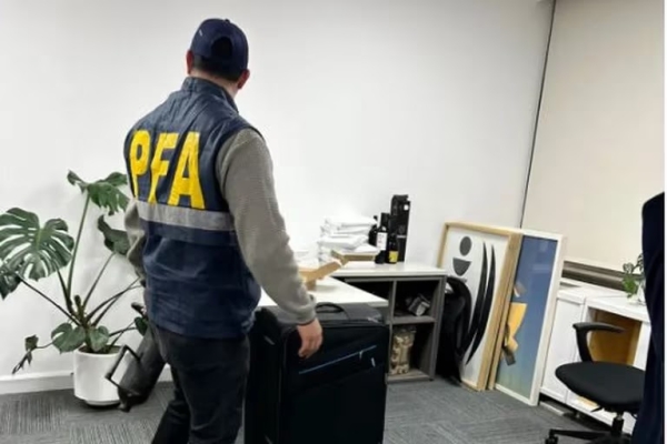 Detienen a seis personas tras una serie de allanamientos en las cuevas de la City porte&ntilde;a