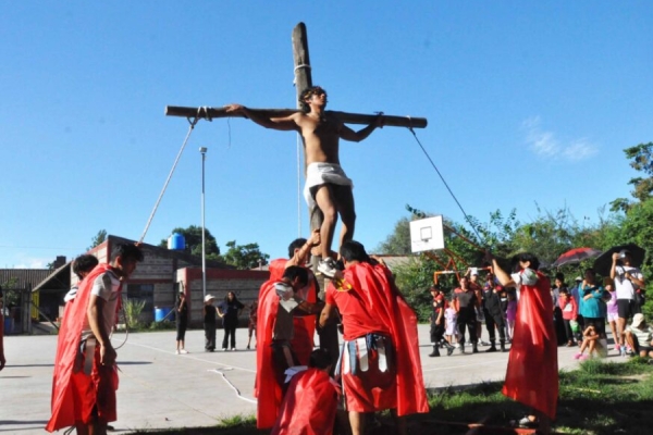 Fe y tradici&oacute;n: El viacrucis viviente recorri&oacute; Alto Comedero