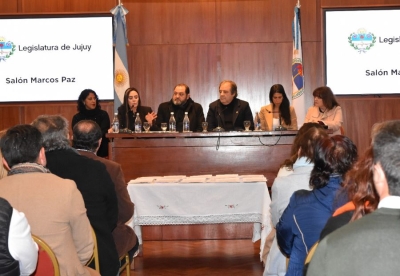 Legislatura don&oacute; material bibliogr&aacute;fico a distintas instituciones educativas provinciales