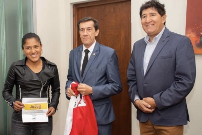 Sadir entreg&oacute; beca deportiva a Tamara L&oacute;pez que competir&aacute; en el Mundial de Trail de Monta&ntilde;a de Austria