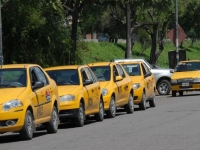 Congelan aumentos de tarifas en táxis y compartidos por dos meses