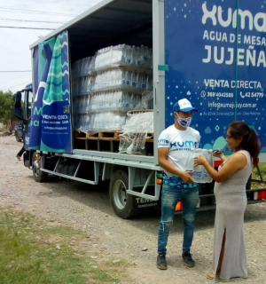 XUMA entreg&oacute; agua embotellada en El Carmen