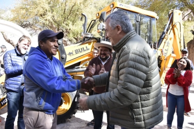 Entregaron una m&aacute;quina retroexcavadora al pueblo de Purmamarca