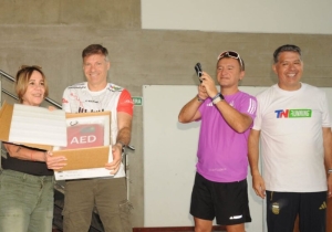 Guillermo Lobo don&oacute; un desfibrilador al municipio