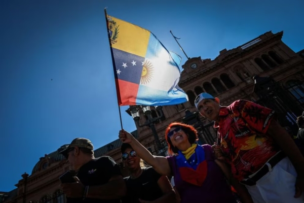 Cu&aacute;les son los cambios para los inmigrantes en acceso a la salud, educaci&oacute;n, permanencia y deportaciones
