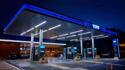 YPF confirm&oacute; que ser&aacute; m&aacute;s barato cargar nafta a la madrugada: el plan para segmentar precios con inteligencia artificial