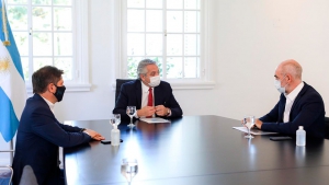 Fern&aacute;ndez descart&oacute; un toque de queda, pero analiza mecanismos para disipar las aglomeraciones