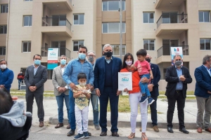 Morales entreg&oacute; 16 viviendas de Torres del Alto