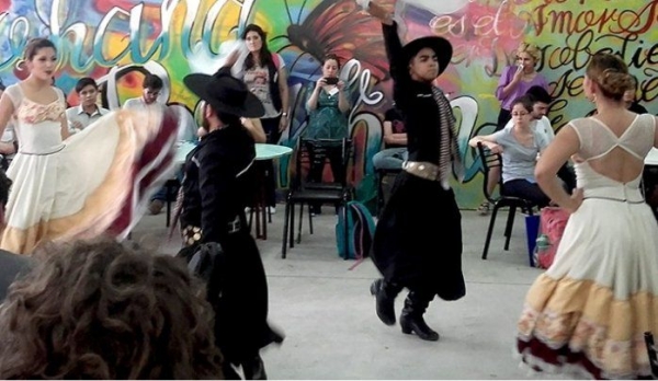 Paga multa ense&ntilde;ando clases de danza