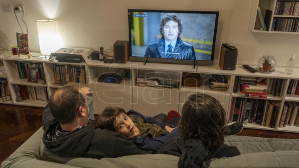 Milei dijo que ir&aacute; "por la carrera presidencial" y critic&oacute; a las "palomitas tibias de JxC"