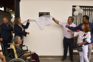Descubrimiento de placa en homenaje a la primera comisi&oacute;n Pro Templo