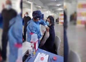 Milei se neg&oacute; durante la campa&ntilde;a a la vacuna, pero ya se vacun&oacute;