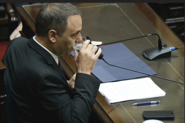 Adorni no dio explicaciones sobre los esc&aacute;ndalos en el informe escrito a los Diputados