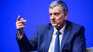El presidente de YPF dijo que analizan bajar el precio de la nafta