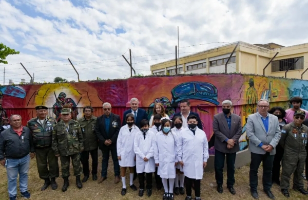 "Las Malvinas" en delantales y uniformes de estudiantes juje&ntilde;os