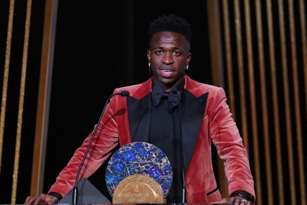 Vinicius Jr. recibi&oacute; el premio S&oacute;crates tras las situaciones de racismo que vivi&oacute;