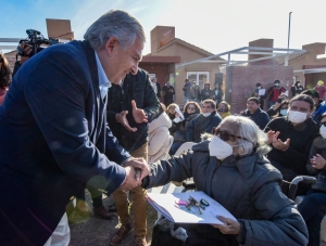 Gran Jujuy: Morales entreg&oacute; viviendas a 96 familias