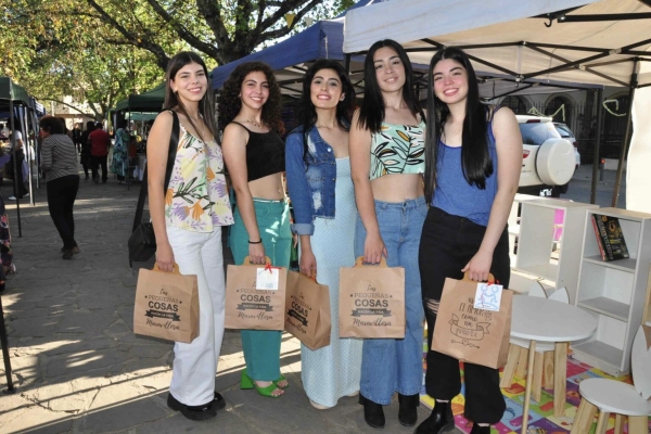 Las candidatas a Representante Capital visitaron la Feria Las Manos Hacen