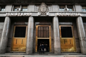 La Argentina volvi&oacute; al mercado de deuda tras 8 a&ntilde;os: Caputo coloc&oacute; un bono en d&oacute;lares por USD 1.000 millones