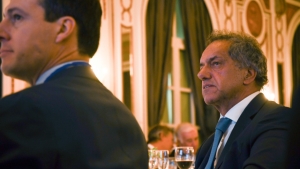 Scioli desembarca en una semana y mantiene la primera línea de Kulfas