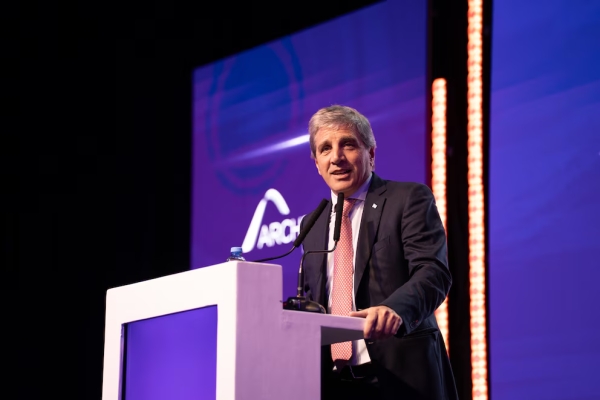 Caputo respondi&oacute; a las quejas de industriales: &ldquo;Me toca defender los intereses de los argentinos, no de determinados empresarios&rdquo;