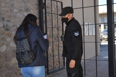 Controlan el carnet de vacunaci&oacute;n Covid-19 en la v&iacute;a p&uacute;blica