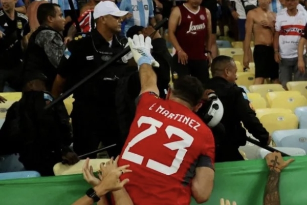 El Dibu Mart&iacute;nez intent&oacute; evitar la represi&oacute;n contra los hinchas argentinos