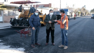 Contin&uacute;an pavimentando barrios capitalinos