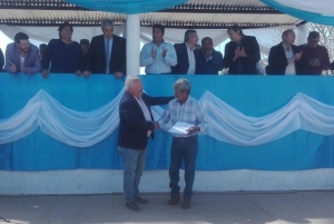 Entrega de escrituras y decretos a familias de Vinalito