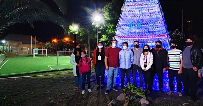Encendieron las luces del &aacute;rbol reciclado de Chijra