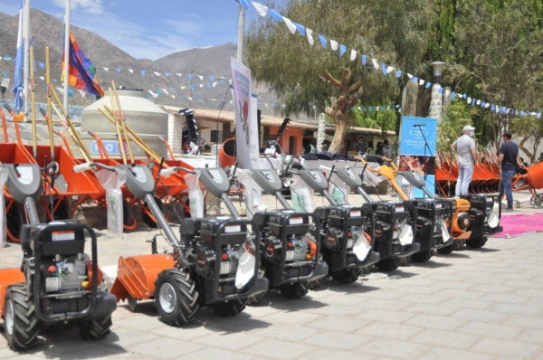 Comunidades quebrade&ntilde;as recibieron equipos e insumos de trabajo