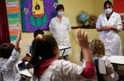 Vacunar&aacute;n a docentes en febrero para que las clases se inicien "con mayor presencialidad"