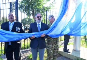 Izamiento de las enseñas Nacional y de la Libertad Civil en el Parque Cívico