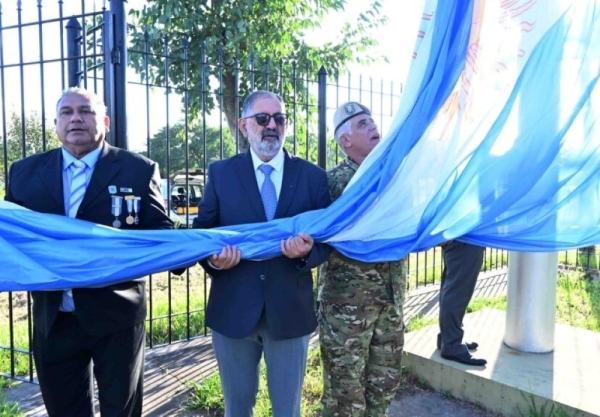Izamiento de las ense&ntilde;as Nacional y de la Libertad Civil en el Parque C&iacute;vico