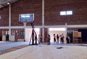 En El Carmen. constConstruyen una nueva cancha de b&aacute;squet