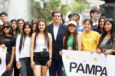 Carlos Sadir salud&oacute; a estudiantes secundarios que viajan a Chapadmalal