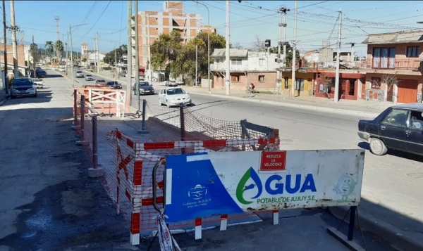 Agua Potable repara la calzada en barrio Chijra