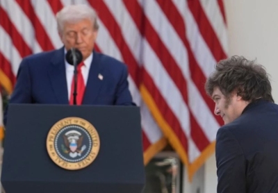 El NYT afirm&oacute; que Milei negoci&oacute; recibir los inmigrantes que deporte Trump