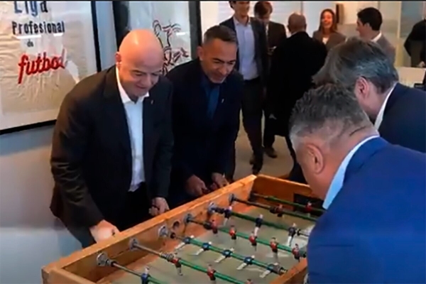 "Chiqui" Tapia agasaj&oacute; a Gianni Infantino