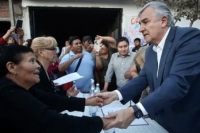 El gobernador Morales se reuni&oacute; con vecinos del barrio La Esperanza de Perico
