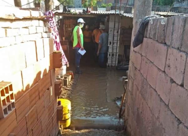 Asisten a familias de asentamiento de Huaico afectadas por rotura de acueducto