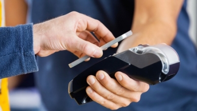 Los pagos con transferencia superaron por primera vez a los efectuados con tarjeta de d&eacute;bito