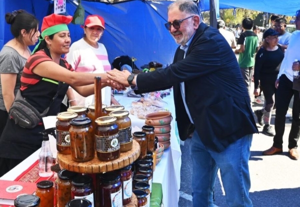 Intendente Ra&uacute;l &ldquo;Chuli&rdquo; Jorge recorri&oacute; la feria &ldquo;Regiones Vivas&rdquo;