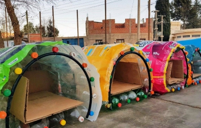 J&oacute;venes elaboran casitas para perros sin hogar
